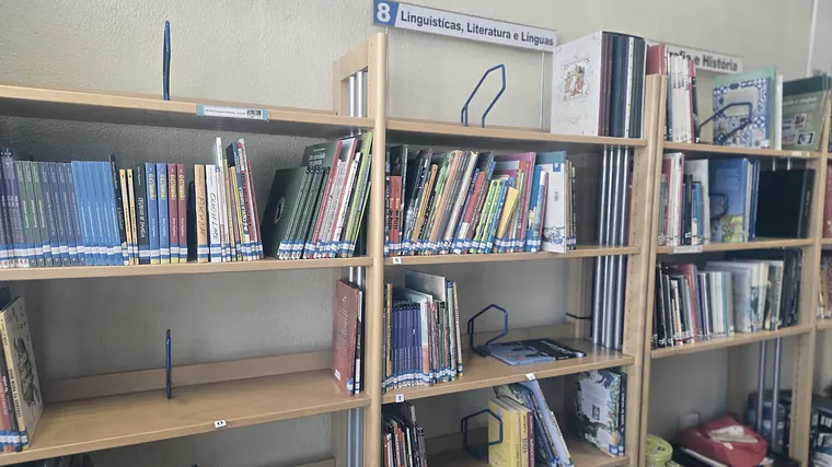 Estante da literatura infantojuvenil, com a etiqueta 82-93