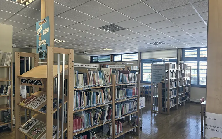 Expositor das novidades, com o cartaz «Vem ler! Novas sugestões»