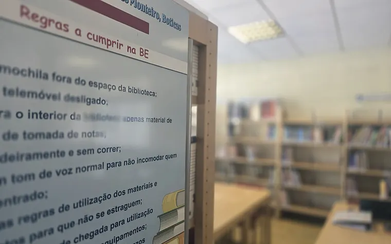 Placard com as regras a cumprir na biblioteca escolar